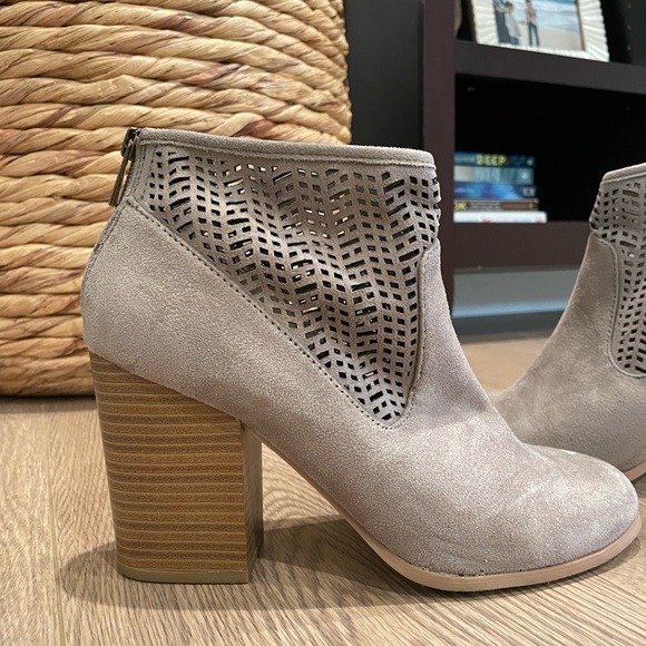 🌆✨ City Classified Taupe Bootie - 9 1/2 ✨🌆 - Picture 2 of 6